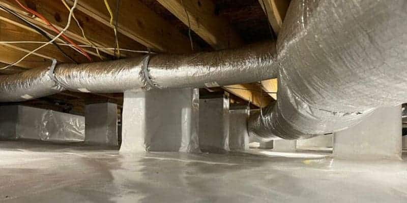 Encapsulated crawl space with a white liner and insulated ducts