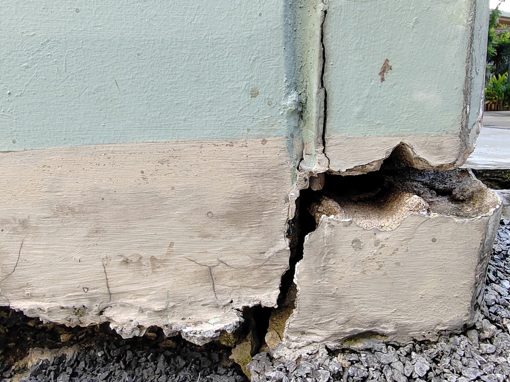 Early warning signs of large cracks from shifting or water pressure on a Carolinas home