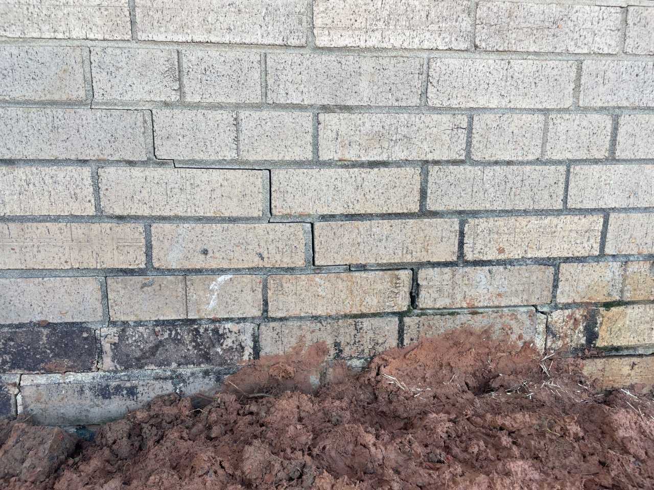 Early warning signs of stair step cracks on a Carolinas home